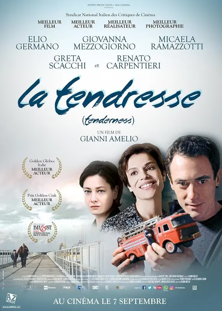 紧握的手封面图